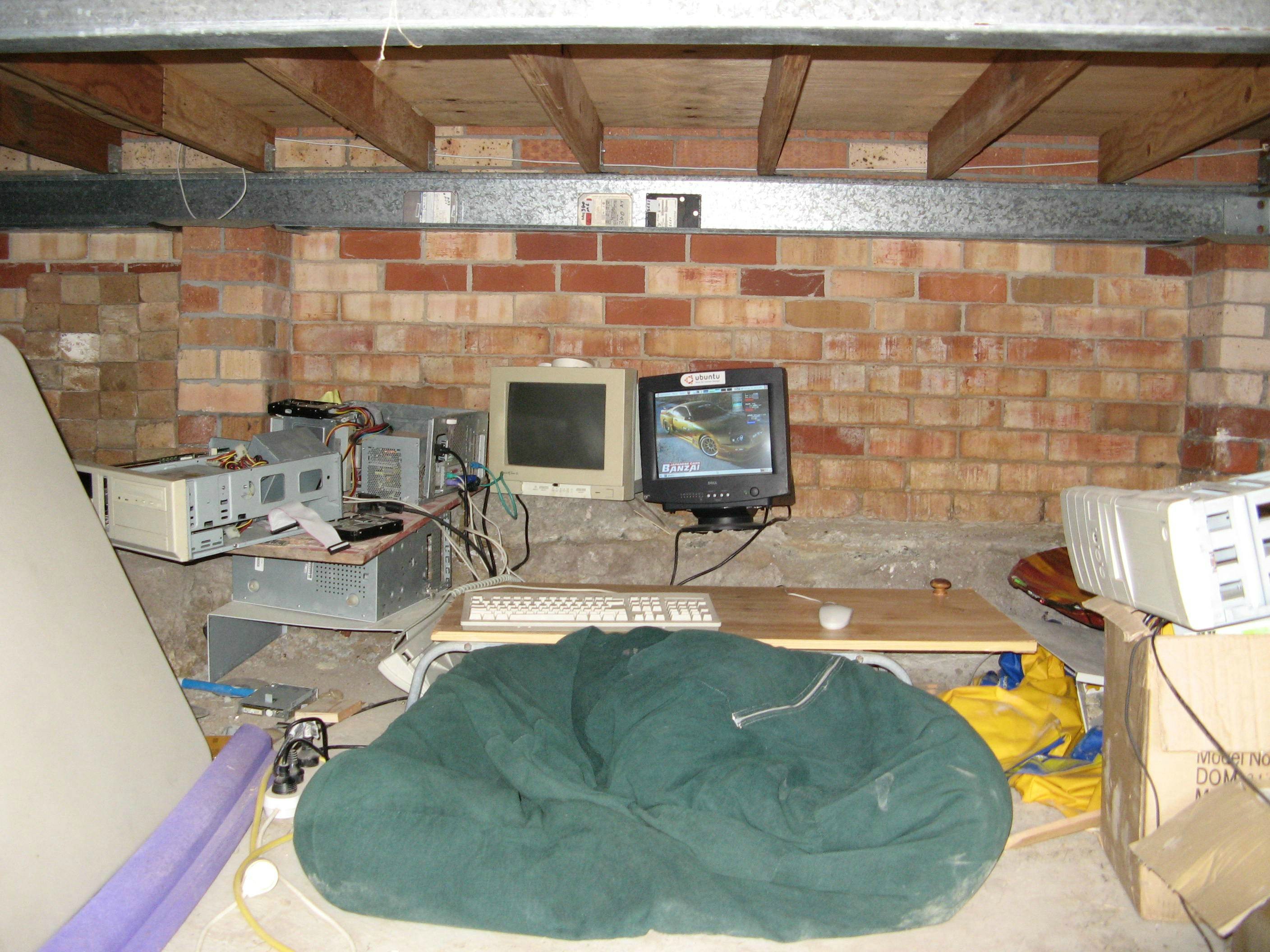 sad and disgusting gamer rigs - grossest rooms - Eee Mono Don
