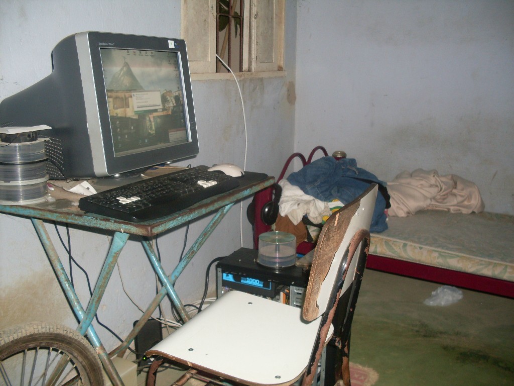 sad and disgusting gamer rigs - bad computer setup