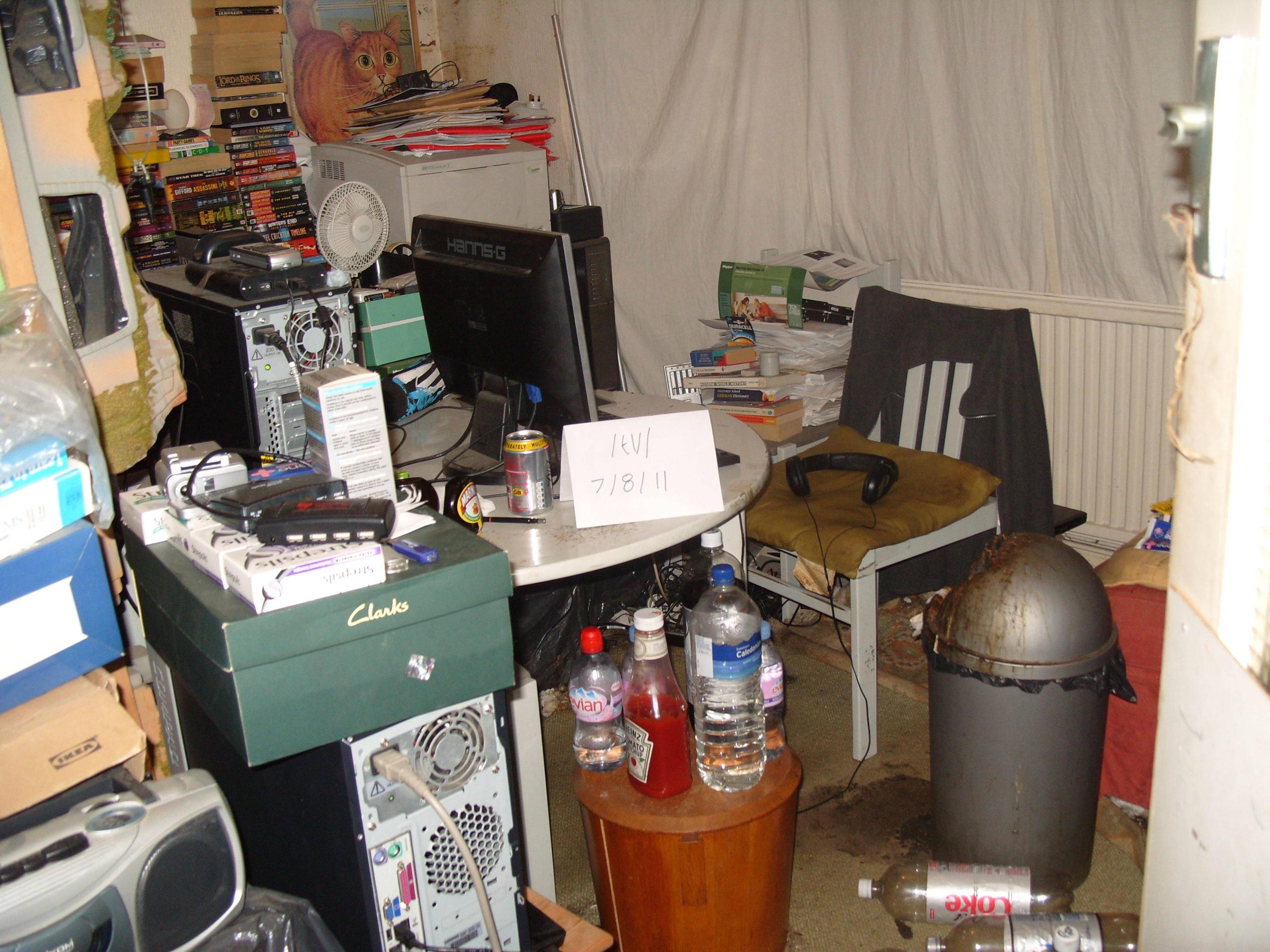 sad and disgusting gamer rigs - 4channers room - Ini Clarks Enke