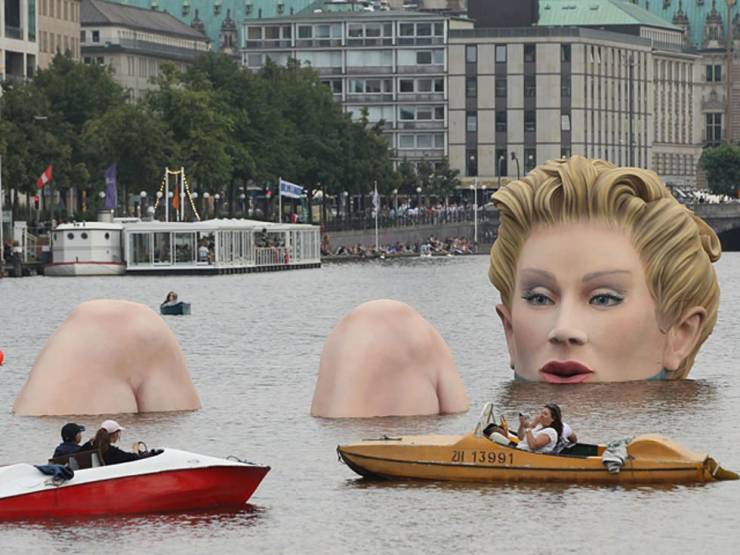awesome pics - woman in the lake statue