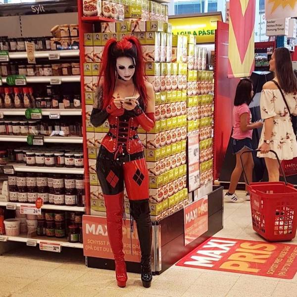 awesome pics and funny randoms - harley quinn shopping
