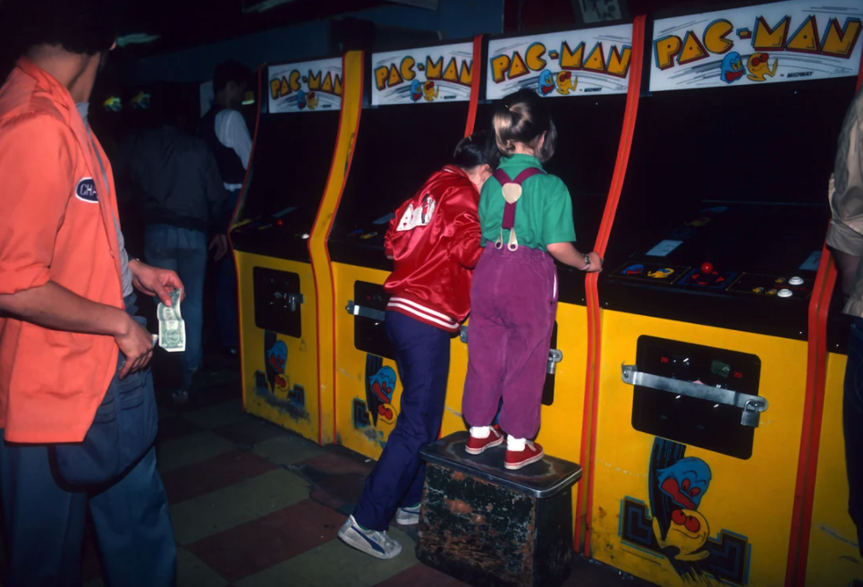 vintage pics from arcades in the 80s -  this is what the world looked like from inside an arcade
