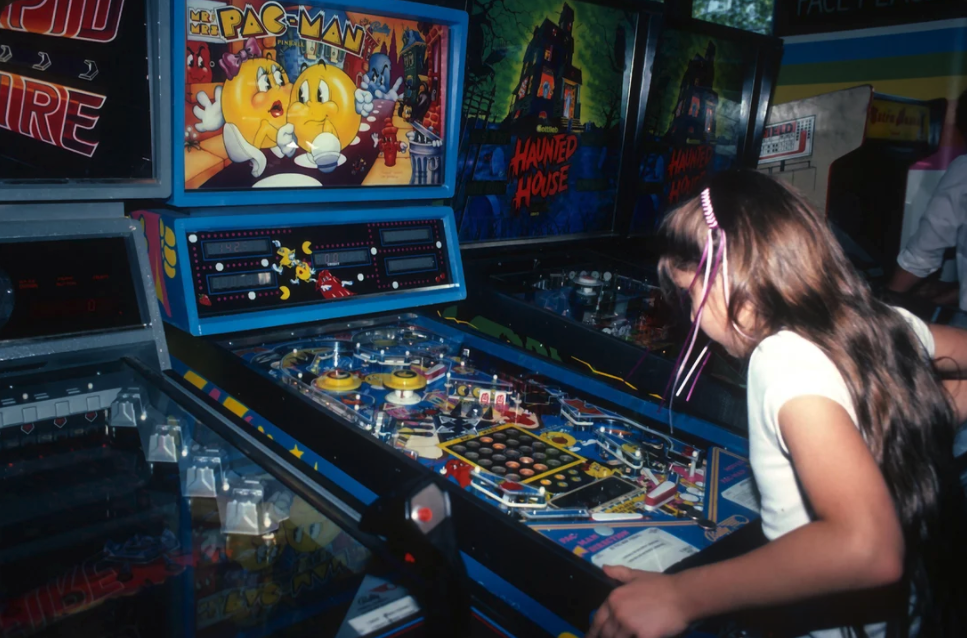 vintage pics from arcades in the 80s -  this is what the world looked like from inside an arcade