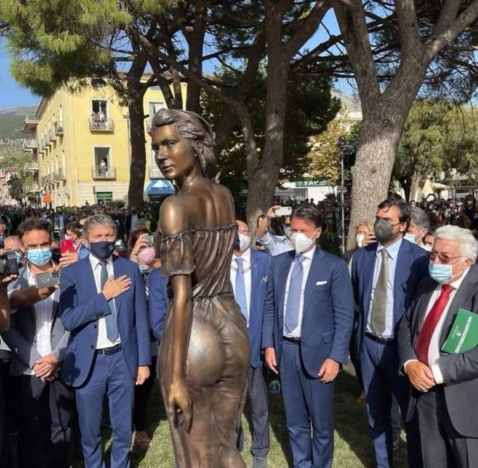 sexy Italian Statue - - Ean