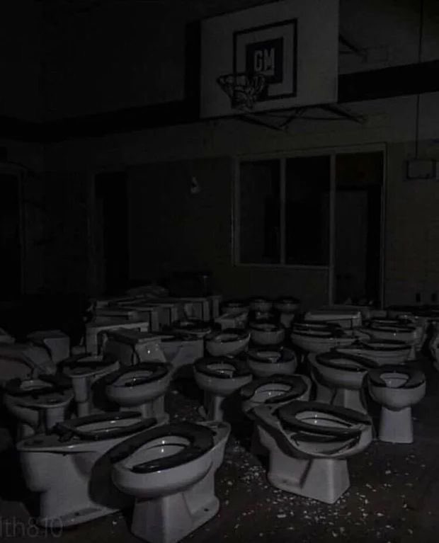threatening bathrooms - cursed room