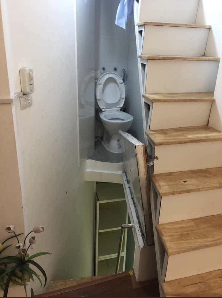 threatening bathrooms - toilet on the stairs
