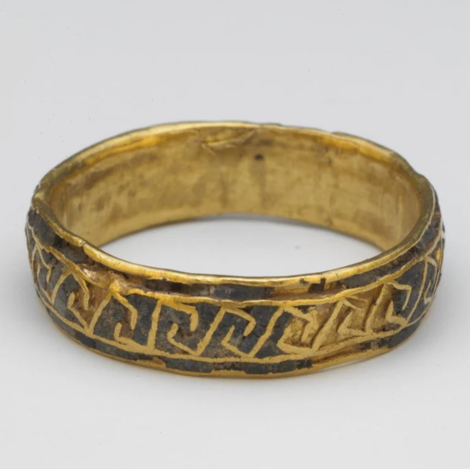 fascinating artifacts - Gold and enamel ring from Hungary
