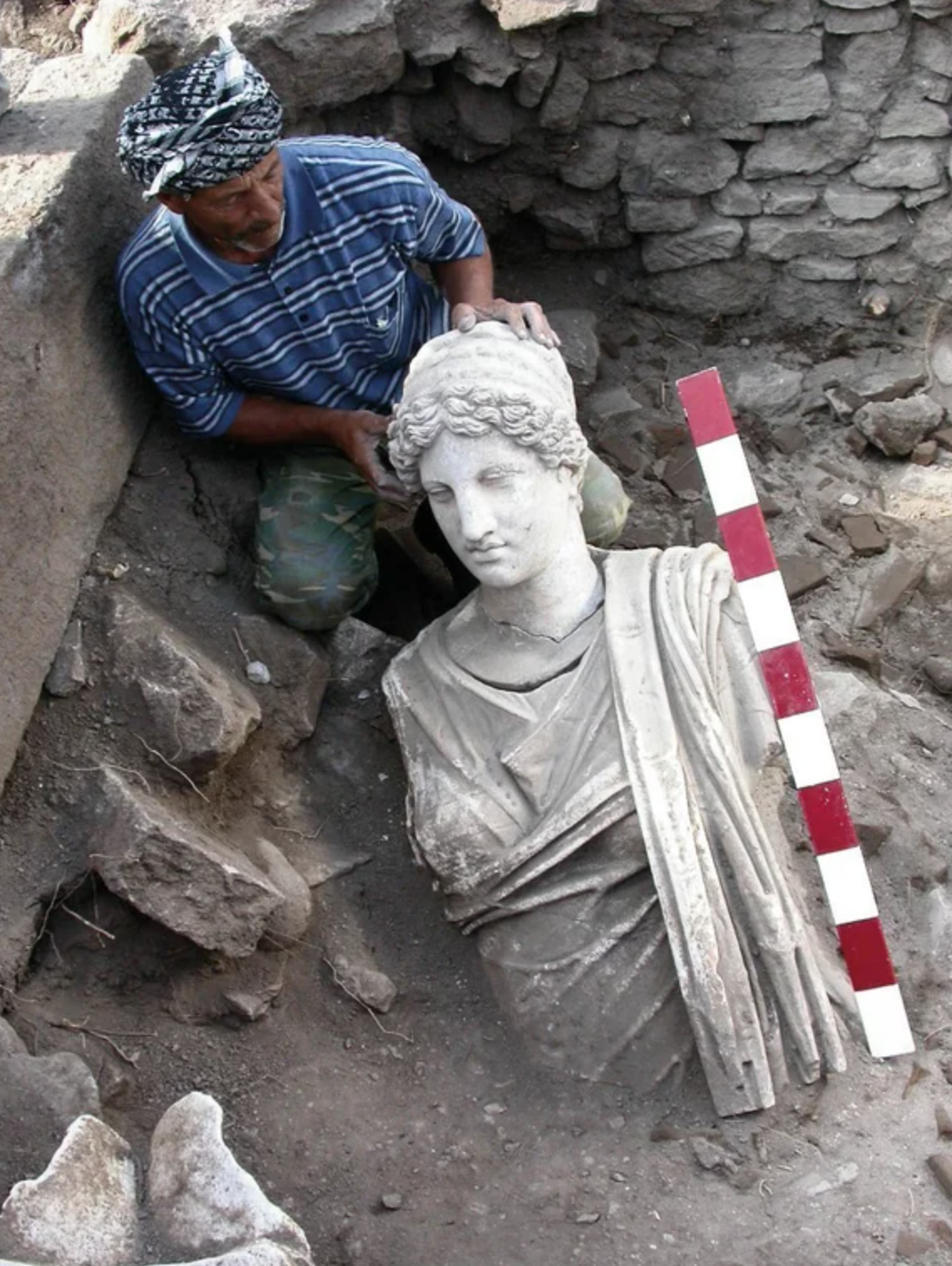 fascinating artifacts - The moment when a statue of Hestia was discovered