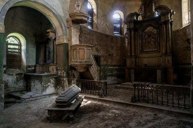 abandoned places - crypt