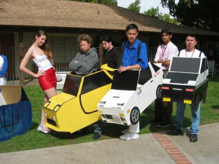 funny pics - cardboard box car parade