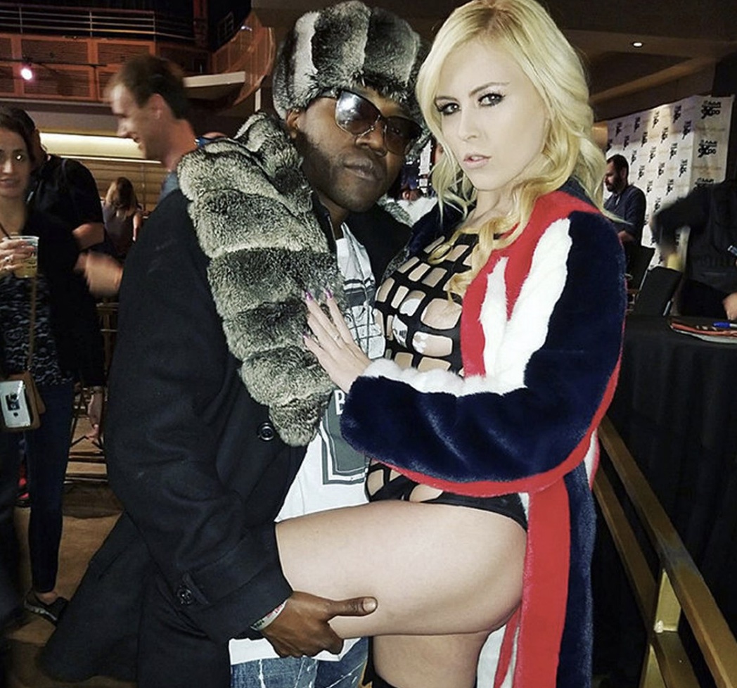 Pornstars posing with fans - thigh