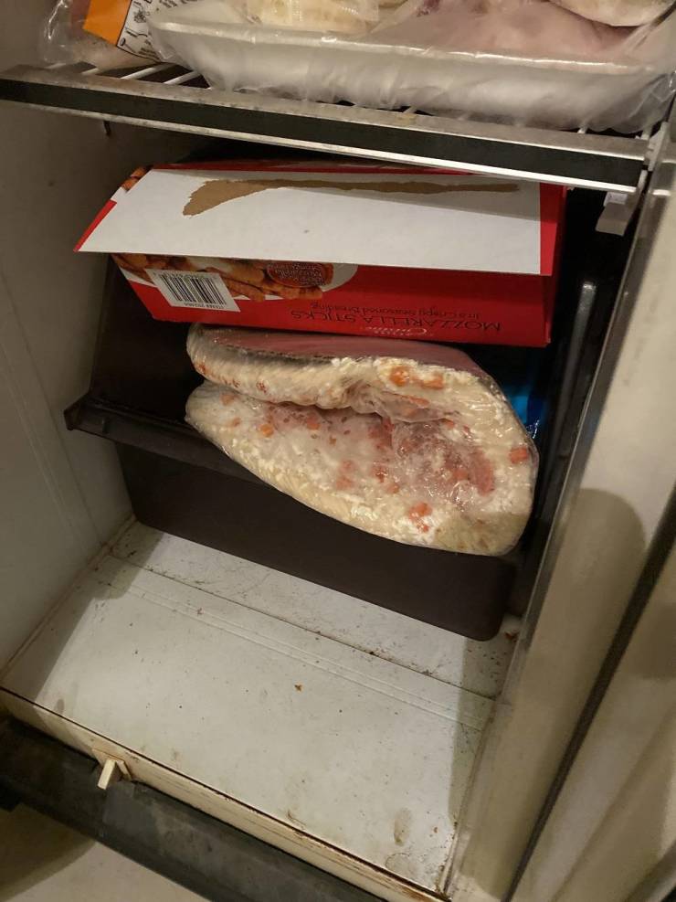 "The way my boyfriend’s family stored there pizza".