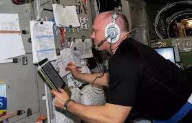 Fun Facts That are Wrong - astronauts writing in space