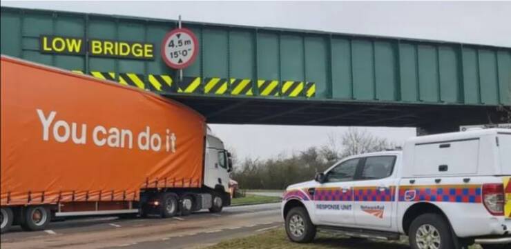 bandq lorry gets stuck - Low Bridge 4.5m 150 You can do it Response Unit