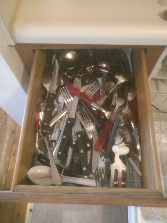 infuriating things - messy silverware drawer