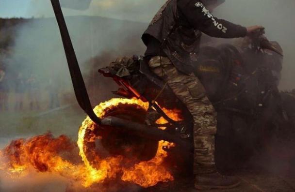 perfectly timed photos -  motorcycle burning rubber - Zon