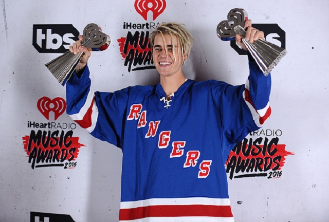 Justin Bieber Bandwagon fan - justin bieber in hockey jersey - tbs iHeartRADIO Music Awards 2016 iHeartRA Awa Radio Usic 'S Awards 2016