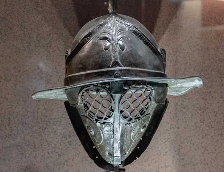 Historical Helmet Pics - gladiator hellmet - 1324 07