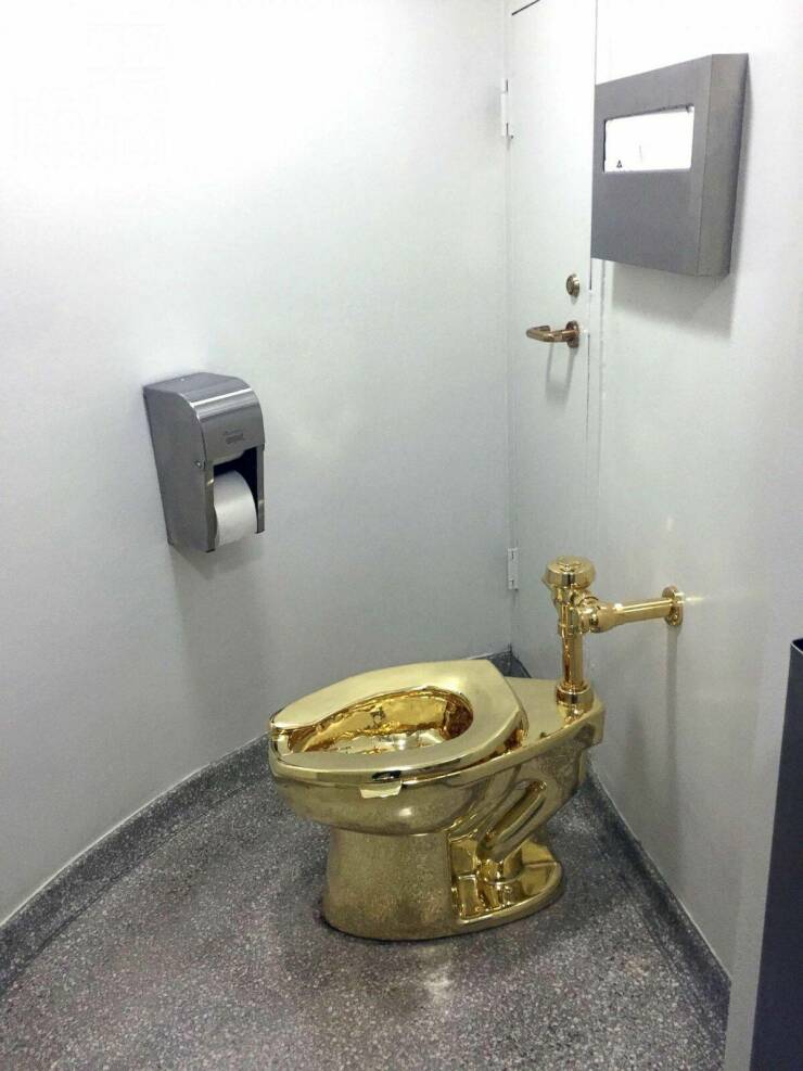 awesome random pics - trump golden toilet