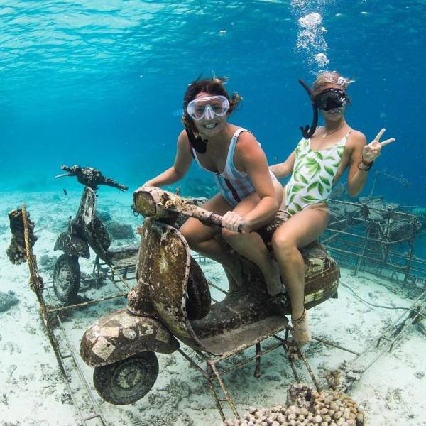 hot girls - gili trawangan moto underwater