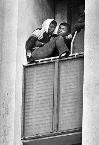 Spectacular Photos  - On January 19, 1981, heavyweight champ Muhammad Ali became so upset when he found out that a Vietnam veteran was about to commit suicide near his home, that he dashed to the scene in just minutes. Not only did Ali prevent the man fro