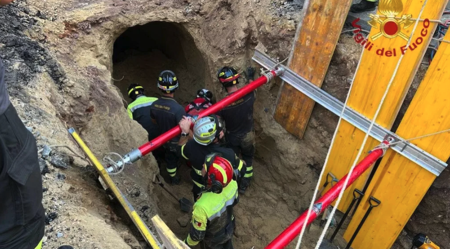 Spectacular Photos  - 12 days ago in Rome, the road collapsed, trapping a person. After 9 hours of work, they discovered he was digging a tunnel, possibly to reach a bank vault, 300 meters away