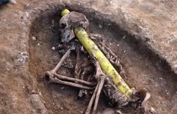 Spectacular Photos  - This power line happened to be laid straight through the skull of an anglo saxon women buried in a previously undiscovered 6th century graveyard.