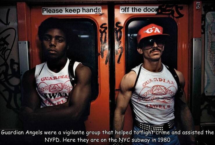 random pics - bruce davidson subway - Please keep hands Guardia Swan Es off the door Ga Guardian Angels 6 Guardian Angels were a vigilante group that helped to fight crime and assisted the Nypd. Here they are on the Nyc subway in 1980