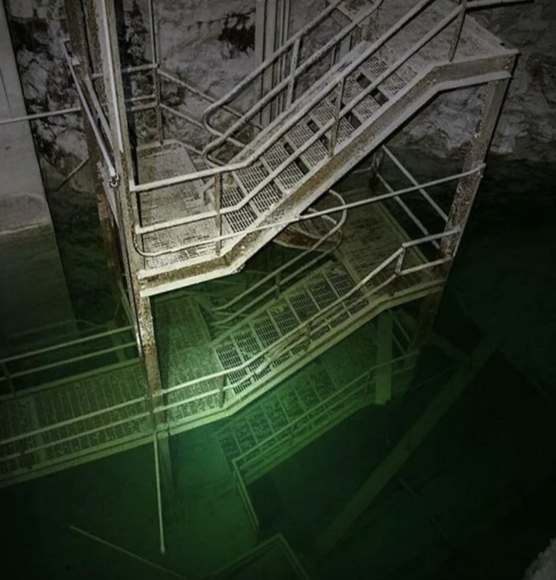 scary water - submechanophobia stairs