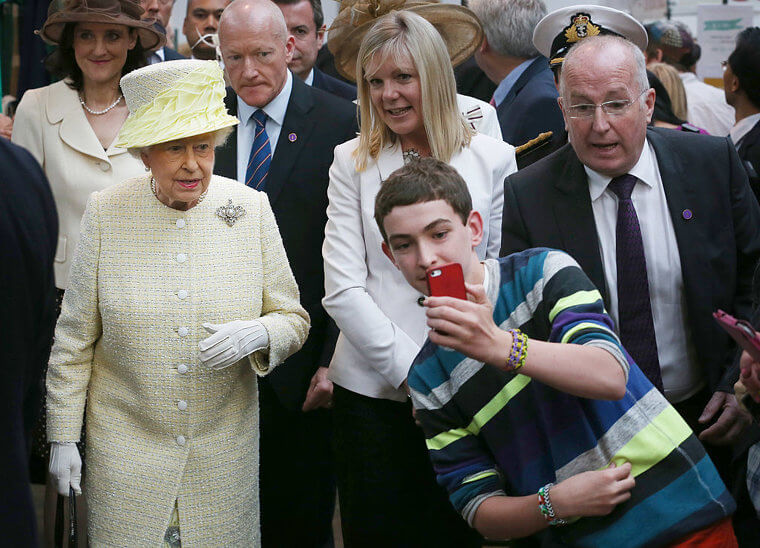 cringe dudes meeting female celebs - queen elizabeth selfie - texster?