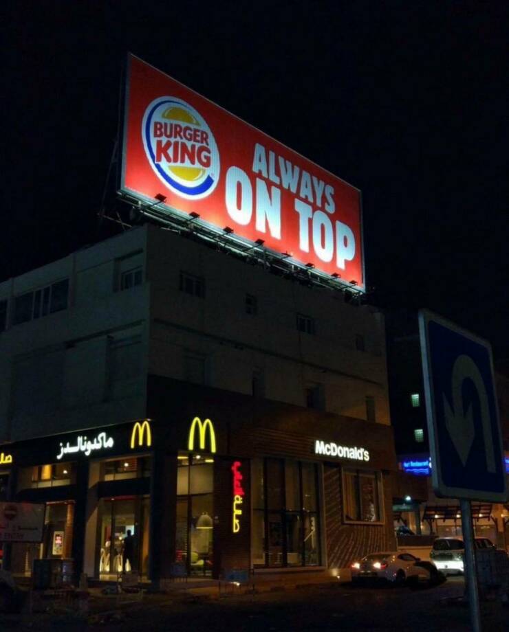 daily dose of randoms -  burger king on the top of mcdonald's - lo Burger King En In M M Always McDonald's S