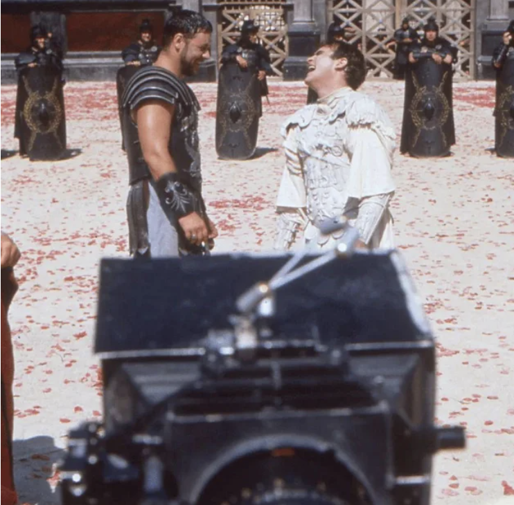 Fascinating photos behind the scenes of films - gladiator russell crowe cigarette