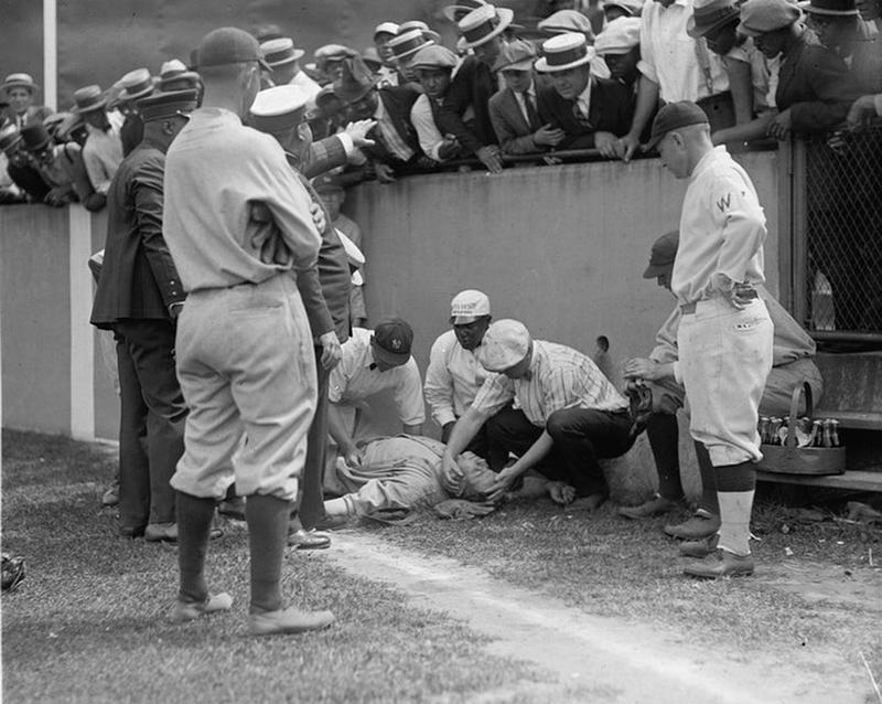 fascinating disturbing historical pics - babe ruth knocked out - Cur