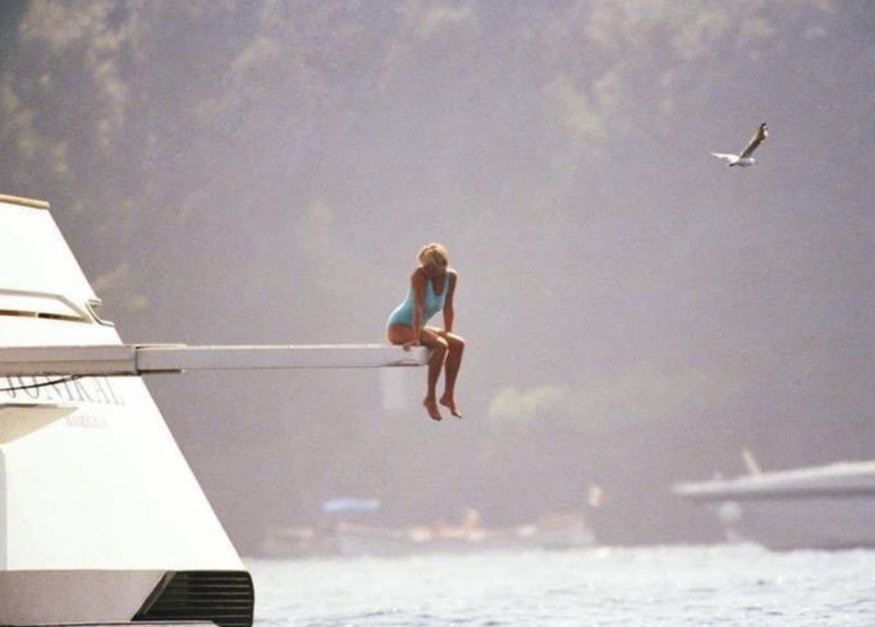 fascinating disturbing historical pics - princess diana on a diving board
