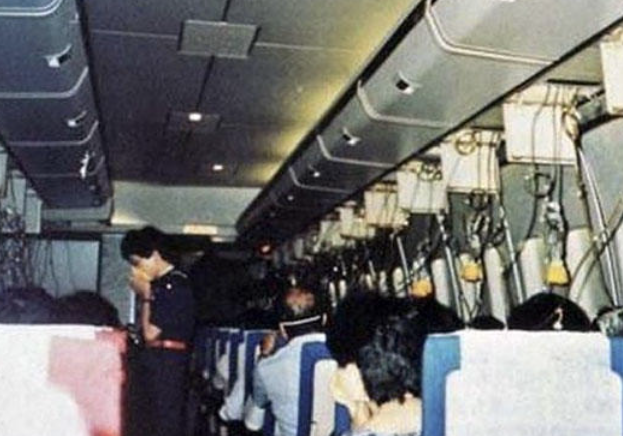 fascinating disturbing historical pics - airlines 123 japan