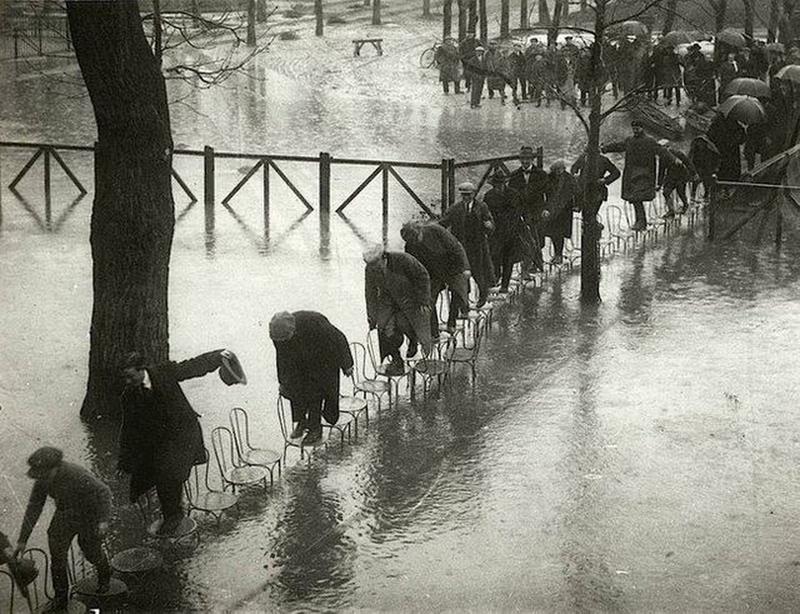 Getting around flood waters in 1924 Paris was no easy task.