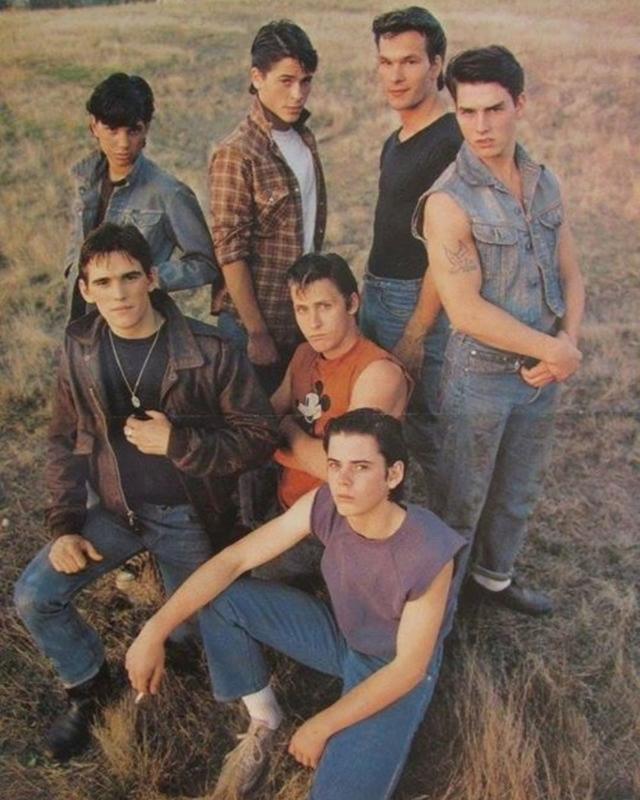 Rare photo of the uber famous actors on set of 'The Outsiders.'