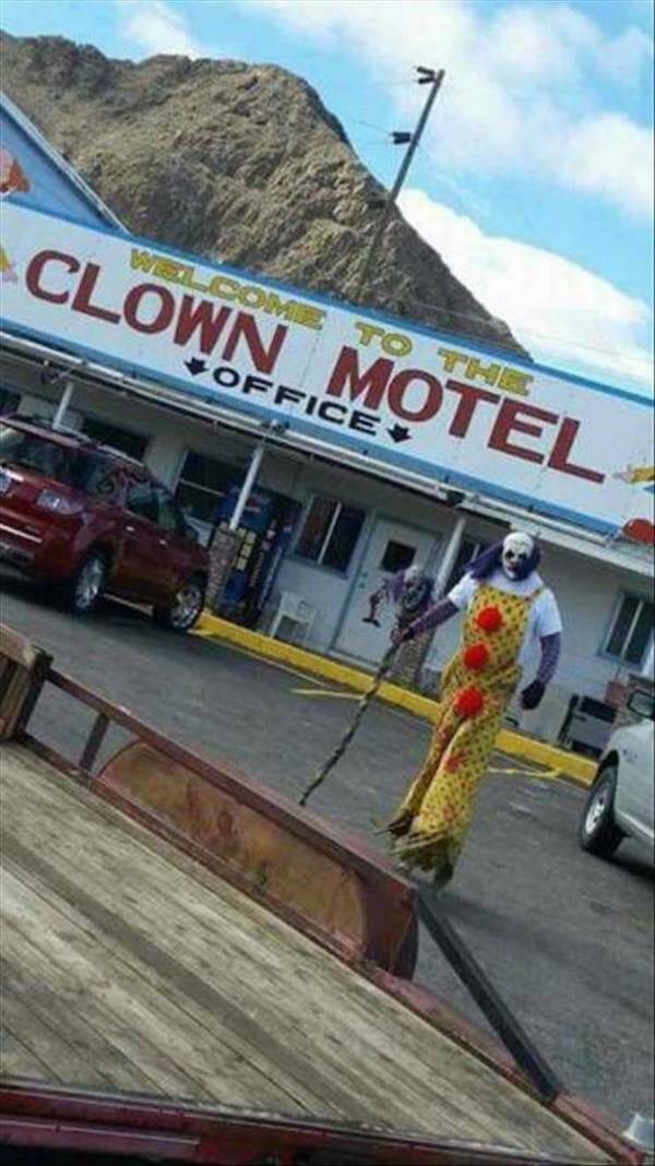 cool pics - clown motel - Welcome To The Clown Motel Office