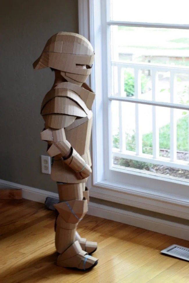 funny memes and cool pics - kid in cardboard armor - 6