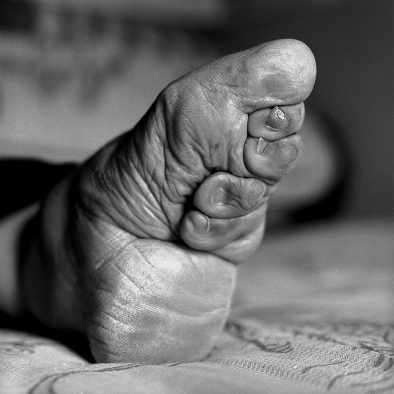 creepy and captivating photos - chinese women feet