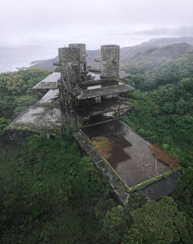 Intriguing and unsettling photos - Abandoned place