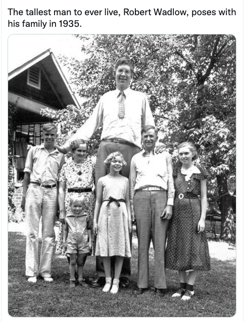 fascinating photos - robert wadlow - The tallest man to ever live, Robert Wadlow, poses with his family in 1935. Till