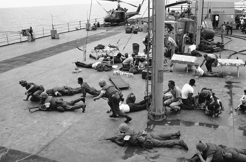 Vietnam War pics captivating and chilling - evacuation of saigon - La Ra B Sorocces