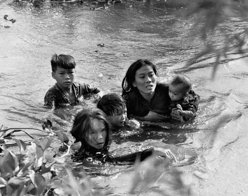 Vietnam War pics captivating and chilling -