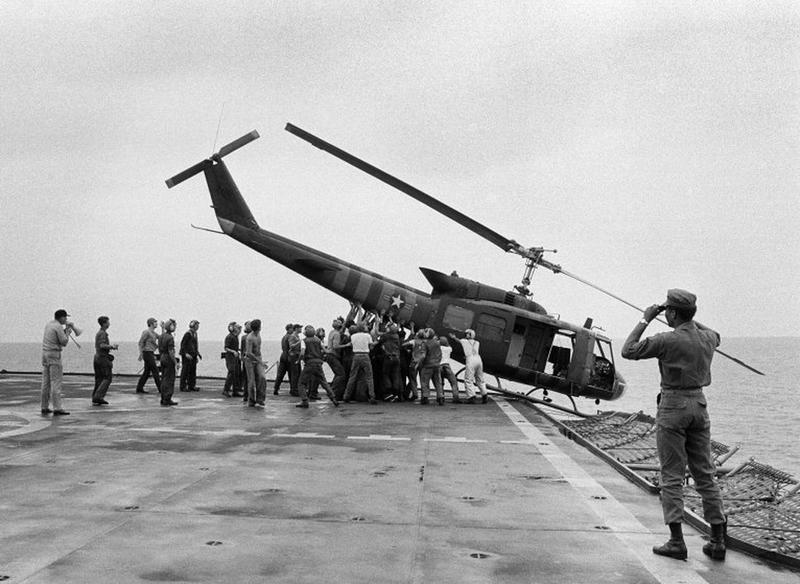 Vietnam War pics captivating and chilling - saigon evacuation 1975