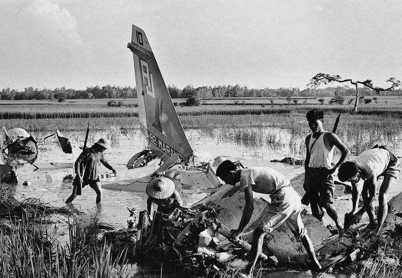 Vietnam War pics captivating and chilling - vietnamese militia capture pilot