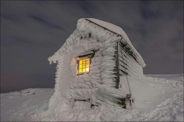 funny randoms and pics - cabin in winter storm