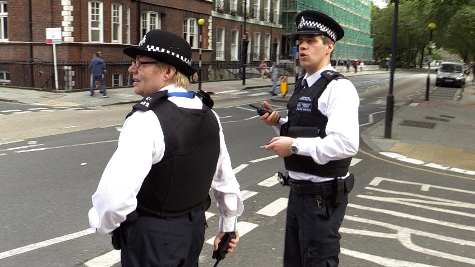Travel Hacks for Traveling Newbs do cops in england carry guns - Te Price Officer