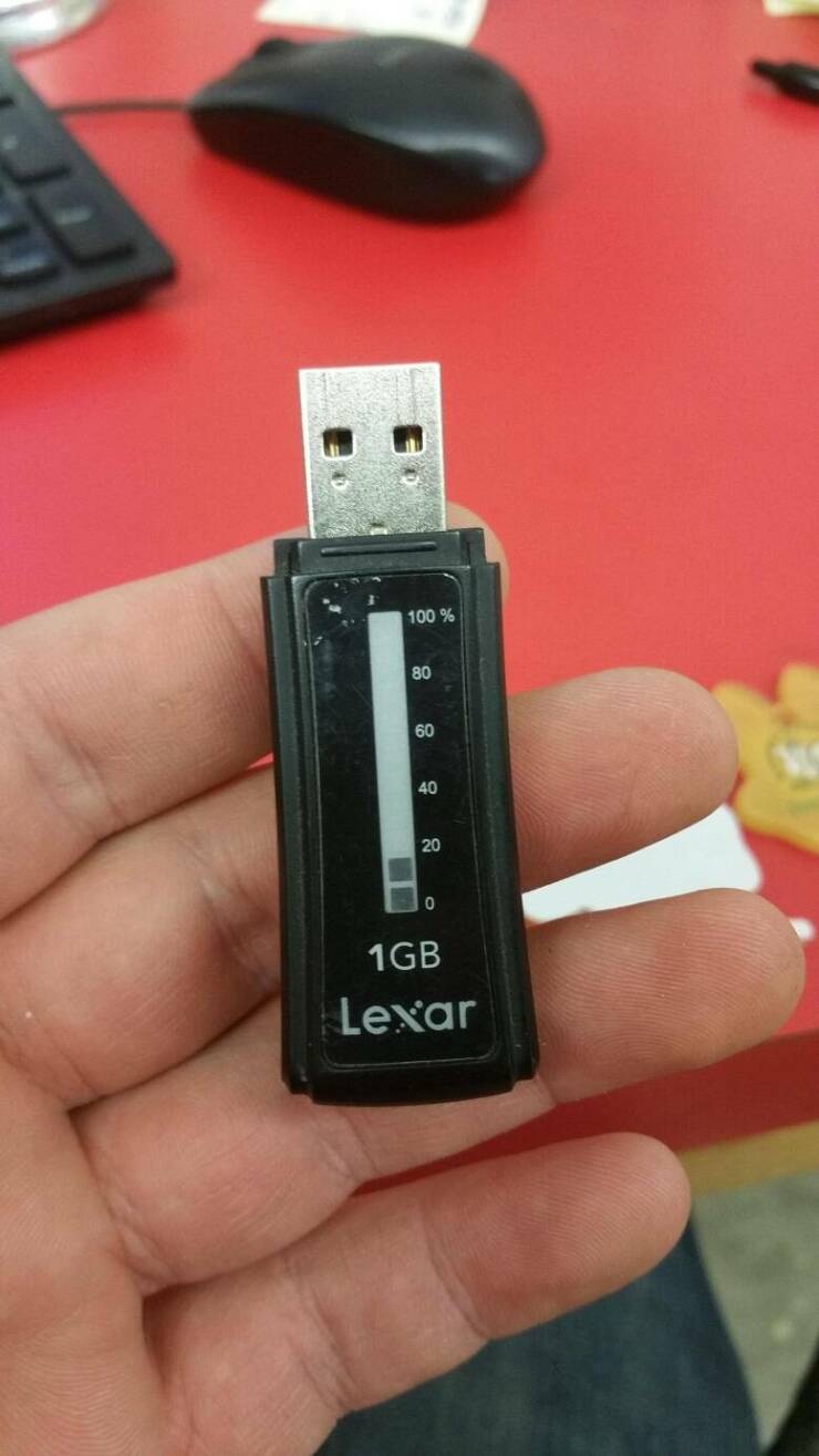 fascinating photos - flash drive that shows how full - 100 % 80 60 40 20 0 1GB Lexar