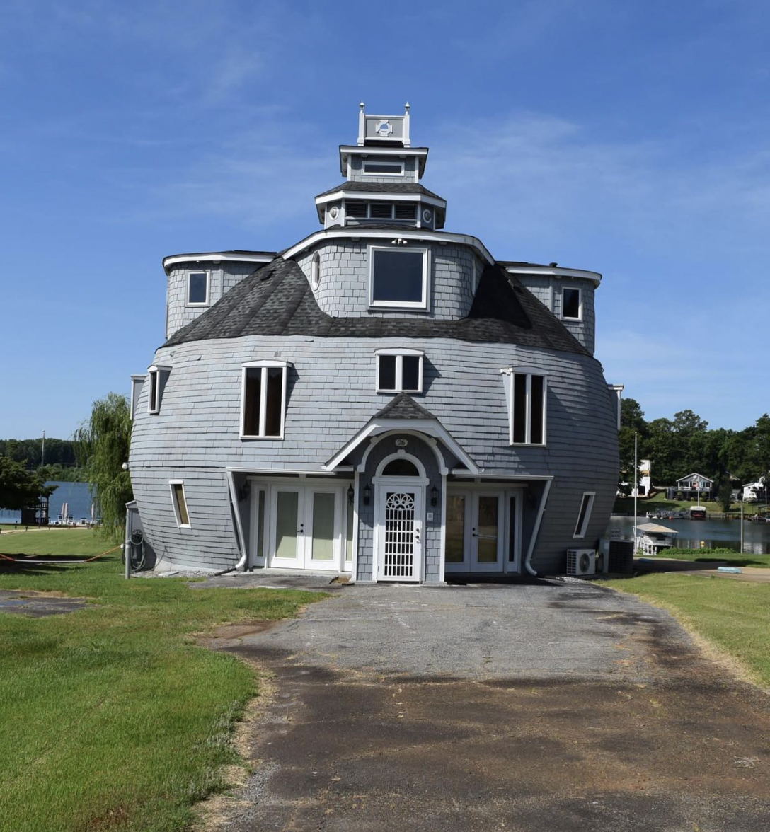 cursed zillow photo - round house on lake bowen